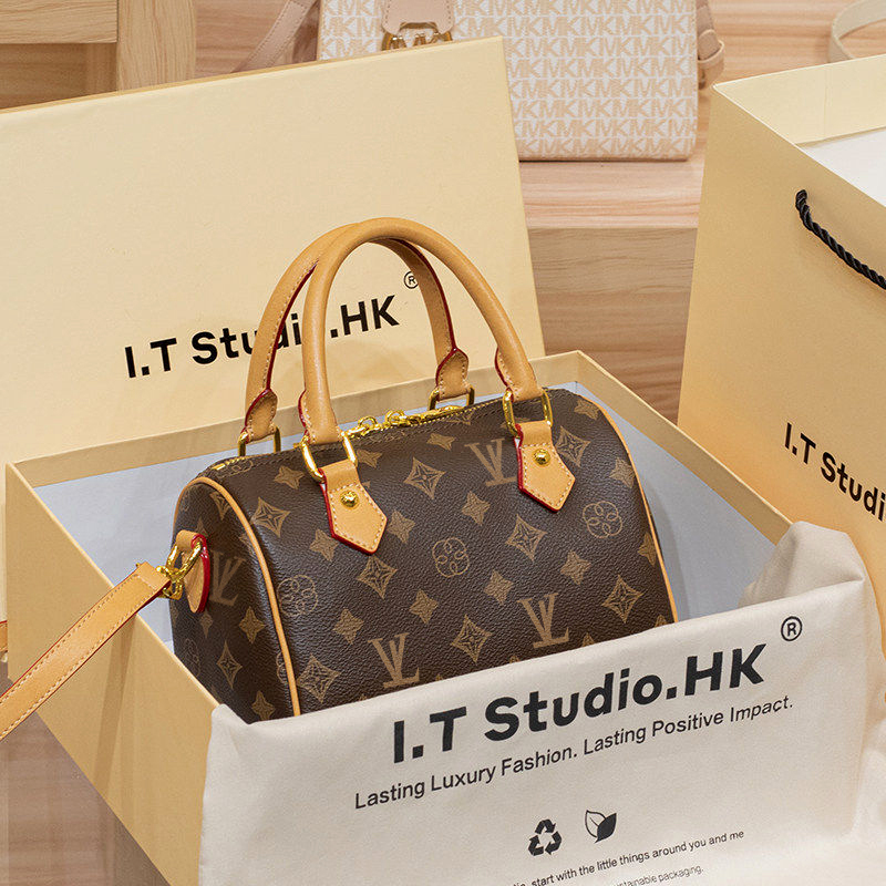 Hong Kong Genuine Women's Bag 2026 New Versatile Commuter Genuine Leather Boston Pillow Bag Crossbody Shoulder Bag Handbag Hong Kong Genuine Women's Bag 2026 New Versatile Commuter Genuine Leather Boston Pillow Bag Crossbody Shoulder Bag Handbag