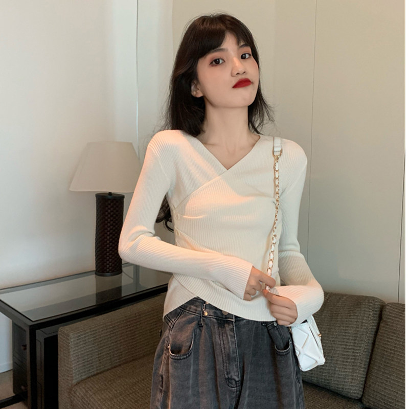 In autumn, tight V-collar cross knitting and blouse short design irregularly don't make popular tops