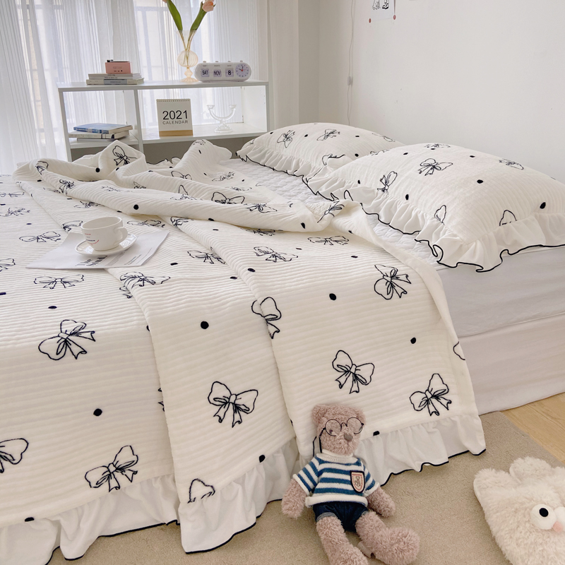 Black and white series milk velvet bed cover three or four-piece set autumn and winter Farai velvet quilted quilted bed sheet single piece ins bedding