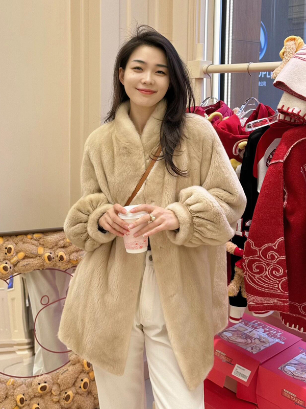 2026 Winter New Imported Short Mink Fur Coat for Women, Stand Collar, Mid-Length, Whole Mink, Small Mink Fur