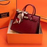 Красная вместительная и большая сумка, изысканный стиль, подарок на день рождения