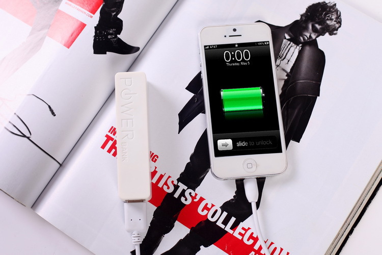 Quà tặng doanh nghiệp tùy chỉnh logo miệng đỏ nhỏ nước hoa di động 2600MAh mAh điện thoại di động mini sạc kho báu