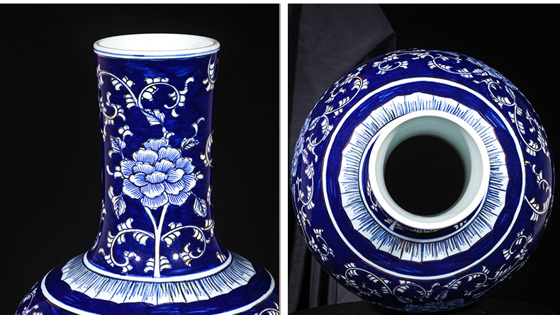 The Master of jingdezhen ceramics hand - made paint Chinese sitting room adornment is placed large blue and white porcelain vases, flower arrangement