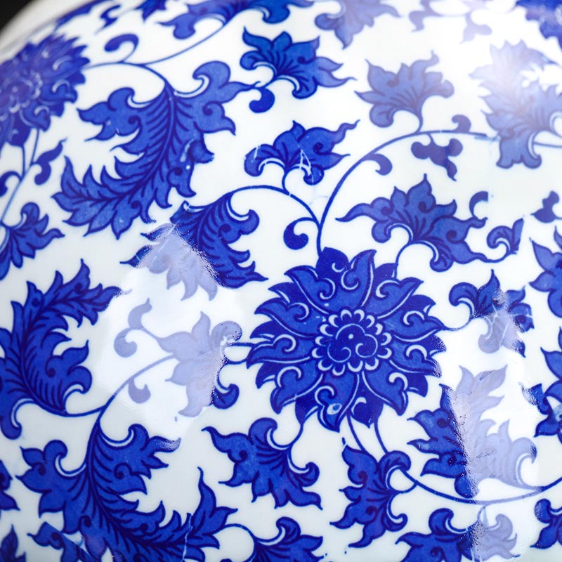 Blue and white porcelain of jingdezhen ceramics general tank storage tank pickle jar with cover Chinese sitting room adornment is placed