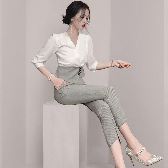 High-end celebrity professional suit temperament goddess fan v-neck commuting white shirt high waist slim pants two-piece set