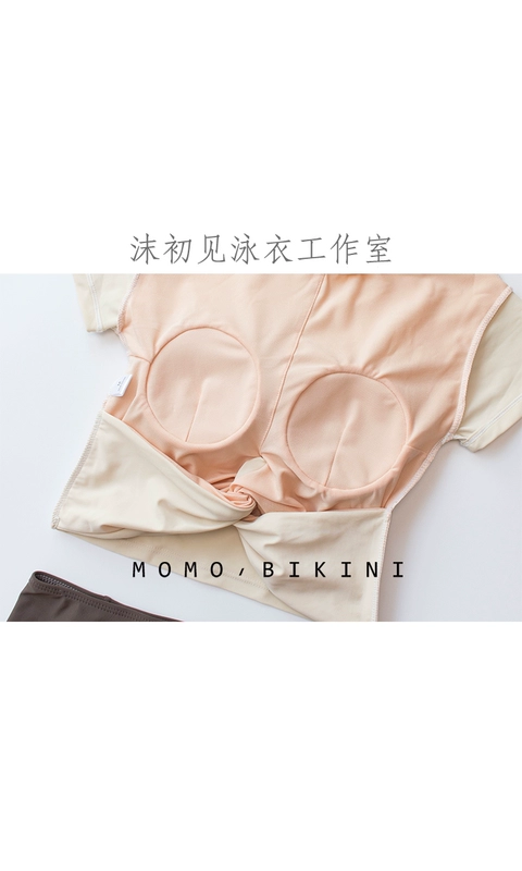 Mo thấy người phụ nữ mới gợi cảm mặc áo tắm hở eo cao che bụng là cô gái tam giác mỏng bảo thủ