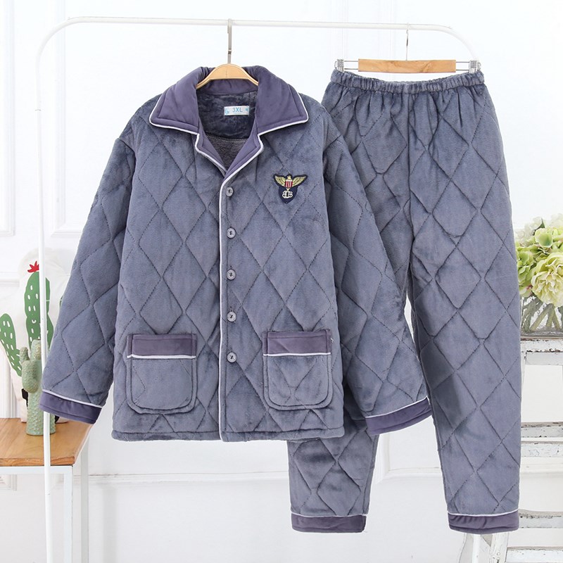 Bộ đồ ngủ mùa đông mens flannel ba lớp cộng với nhung dày nhung san hô trẻ có thể mặc bên ngoài bông dễ thương để giữ ấm.