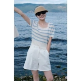 Синяя полосатая футболка с короткими рукавами и правым плечом для женщин летом 2025 года, новый стильный летний наряд, красивый и красивый маленький топ