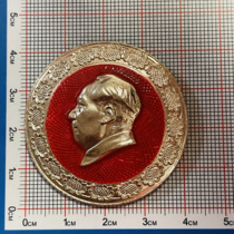 Authentic Chairman Mao badge from the 1960s sunflower border 3.9 cm in diameter