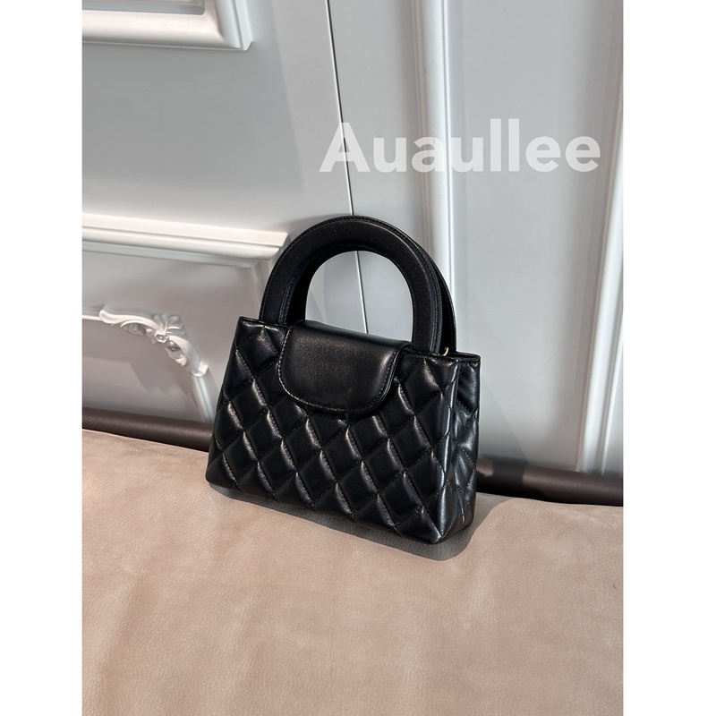 Auaullee Is Both Retro and Fashionable! the New 25S Lambskin Silky Texture Black and Gold Chain Handbag Auaullee Is Both Retro and Fashionable! the New 25S Lambskin Silky Texture Black and Gold Chain Handbag