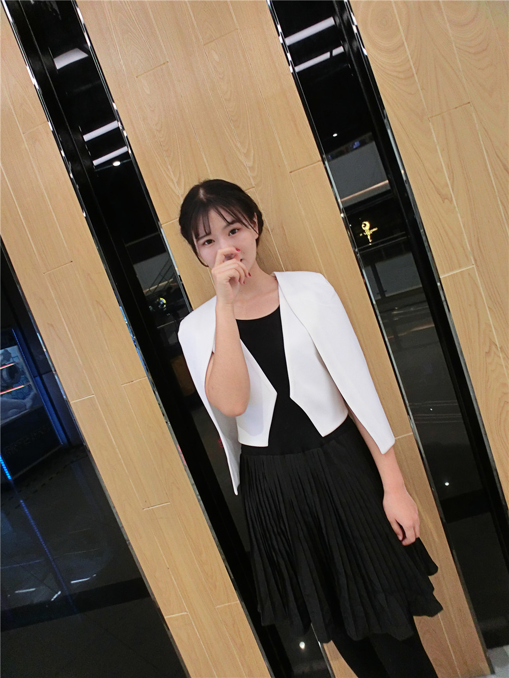 Suit cloak 2017 nữ mùa thu 288 đặc biệt cung cấp đoạn ngắn áo khoác nhỏ màu đen và trắng rắn màu áo choàng vest chụp đường phố châu Âu đầm dài qua gối cho tuổi trung niên