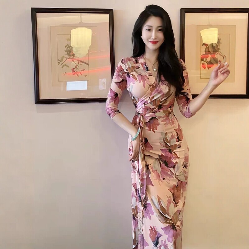 French Resort Style V Neck Printed Dress for Women with Three-Quarter Sleeves, One-Piece Strap Waist Slimming Silk Wrap Dress