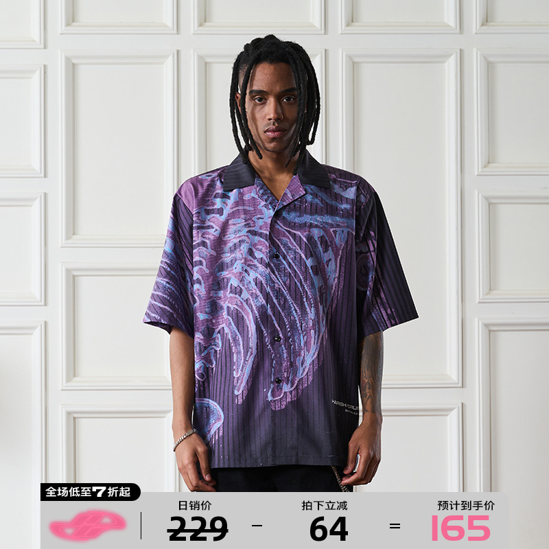 harsh and Cruel Cyber Skull is a loose leisure Cuban leads short sleeve shirts on the street