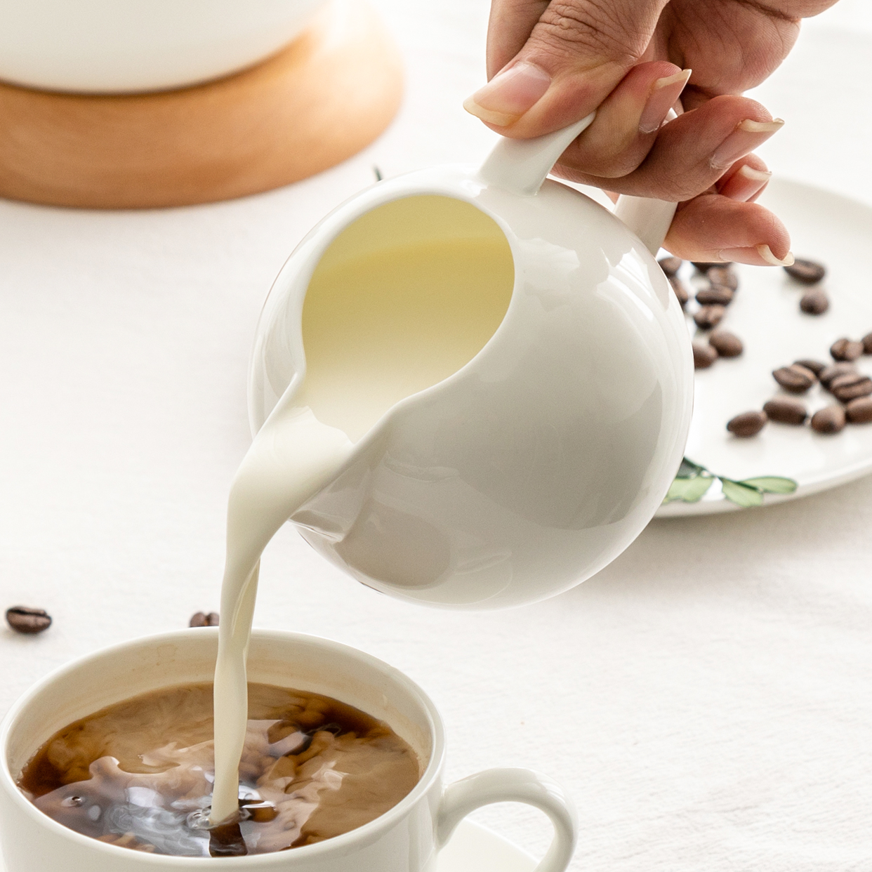 Bone China English Milk Tank Ceramic Milk Tank Coffee With Milk Cup Mini Milk Cup Home Western Style Bee Cup Matching Appliances