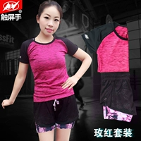 Красная футболка, шорты