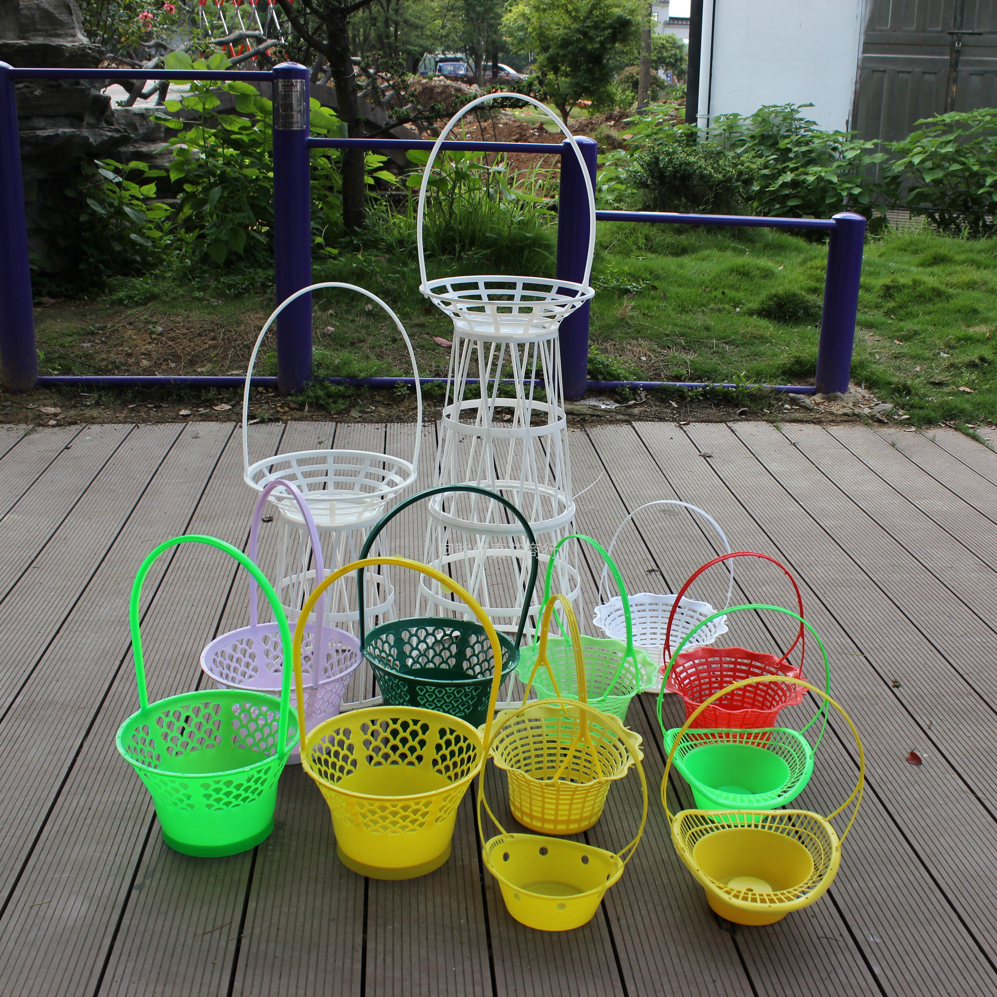 Cheap plastic flower basket Qingming flower insert flower basket handbag wedding large flower basket handmade flower basket manufacturer batch