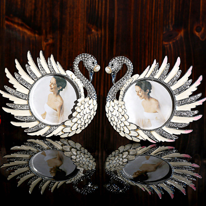 Birthday gift for girlfriends for friends Practical creative exquisite high-end photo frame bedroom decoration personality small table