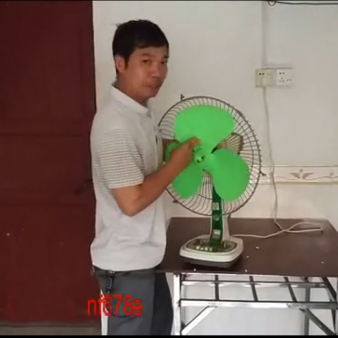 Hand-set electric fan white-handed empty-handed electric fan acrobatics magic stunt performance unique skills scary super shocking