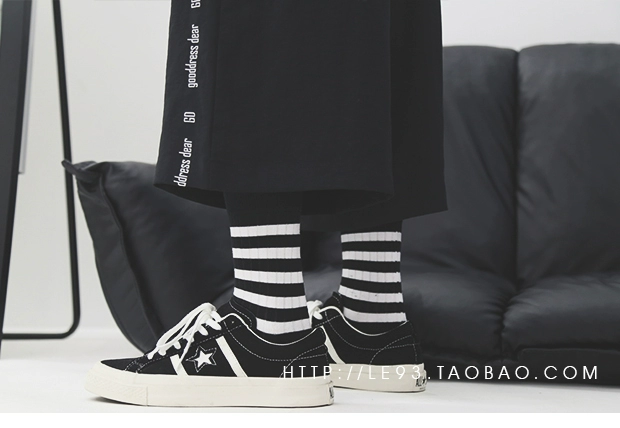Đường phố ulzzang phong cách Harajuku CHIC sọc đen trắng đơn giản hai thanh trong ván trượt dài vớ cotton nam và nữ vớ vớ da dài