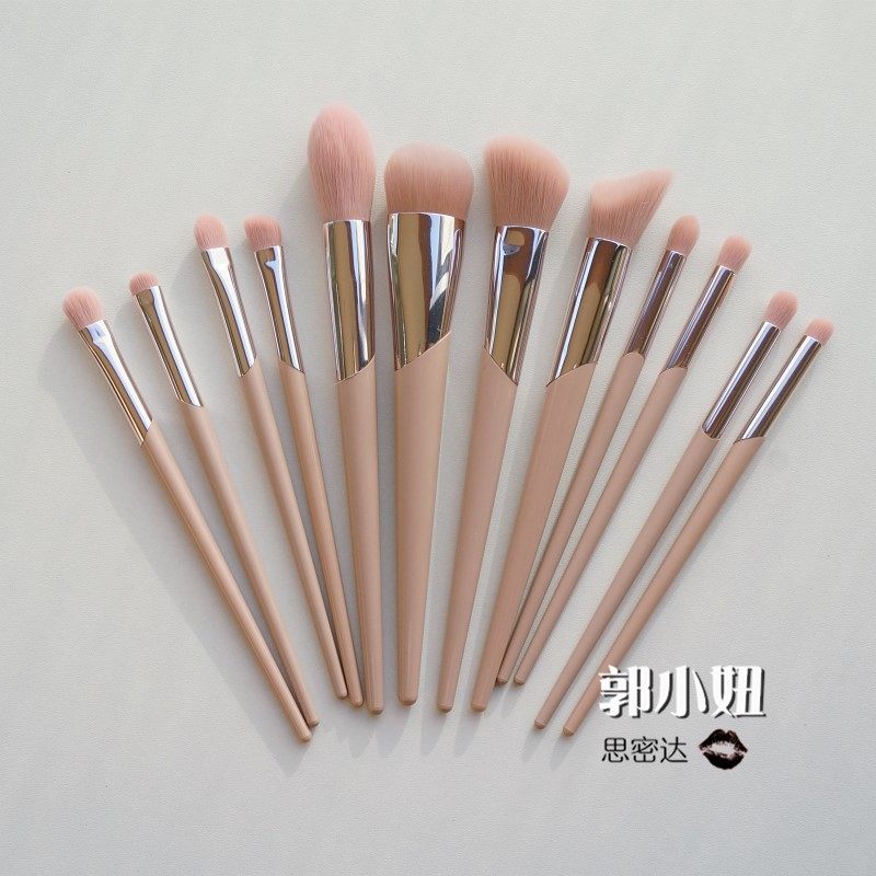 Guo Xiaochu looks good and miserable with lotus root powder smeared purple crystalized silk eye shadow brush with fizzy brush details brush nose and shadow brush