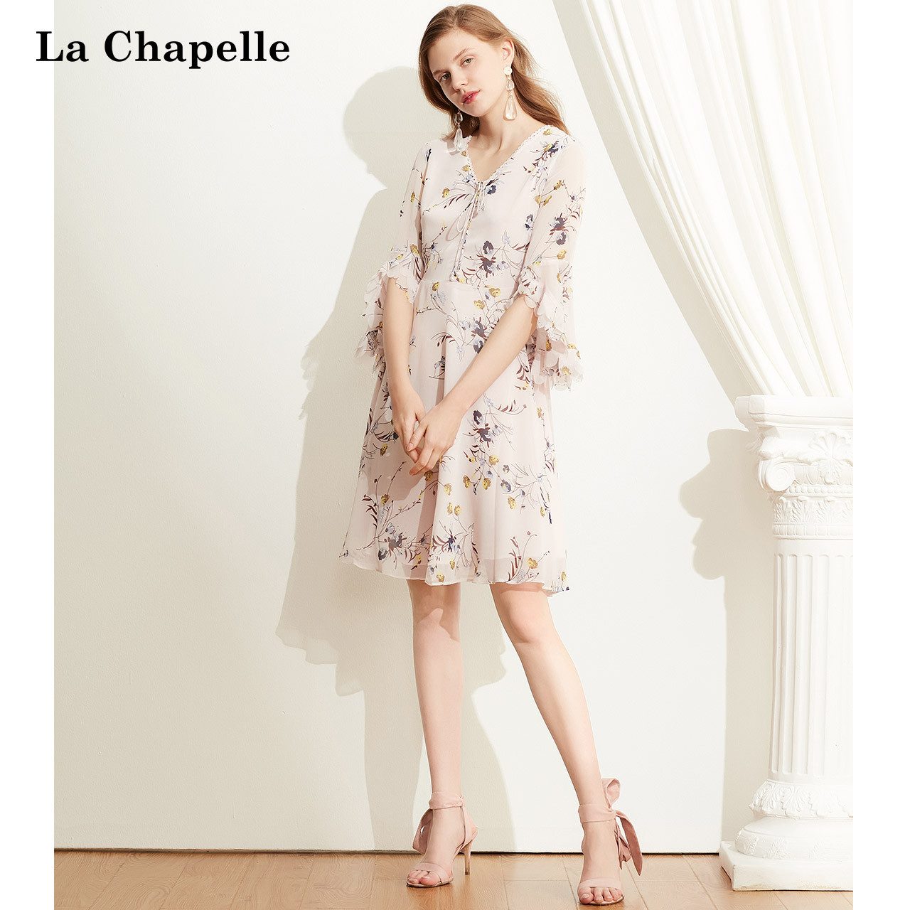 拉夏贝尔 19年新款 V领荷叶边碎花连衣裙 天猫优惠券折后￥189包邮（￥329-140）