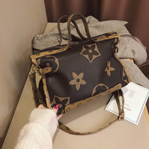 Pet bag womens new annual explosion Korean version of the handbag foreign style large capacity wild fashion printing