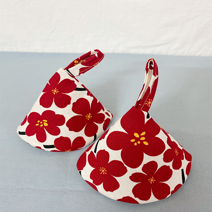 Nordic style cotton and linen triangle hat flower insulation hat kitchen iron pot earthen pot anti-scalding ear gloves cute pot catch hat