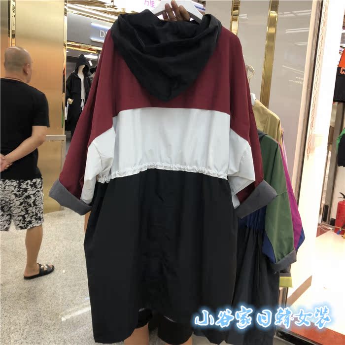 Áo khoác nữ châu Âu 2018 mùa thu trùm đầu dây kéo thời trang màu sắc phù hợp với phiên bản lớn của dây rút eo eo là áo khoác mỏng gió nữ áo dạ nữ dáng ngắn