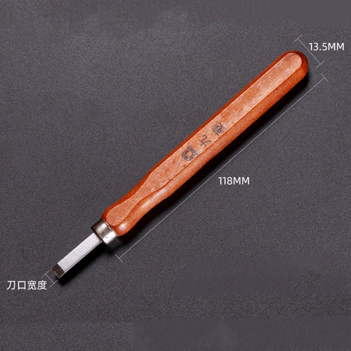 Корневая печать на дереве.