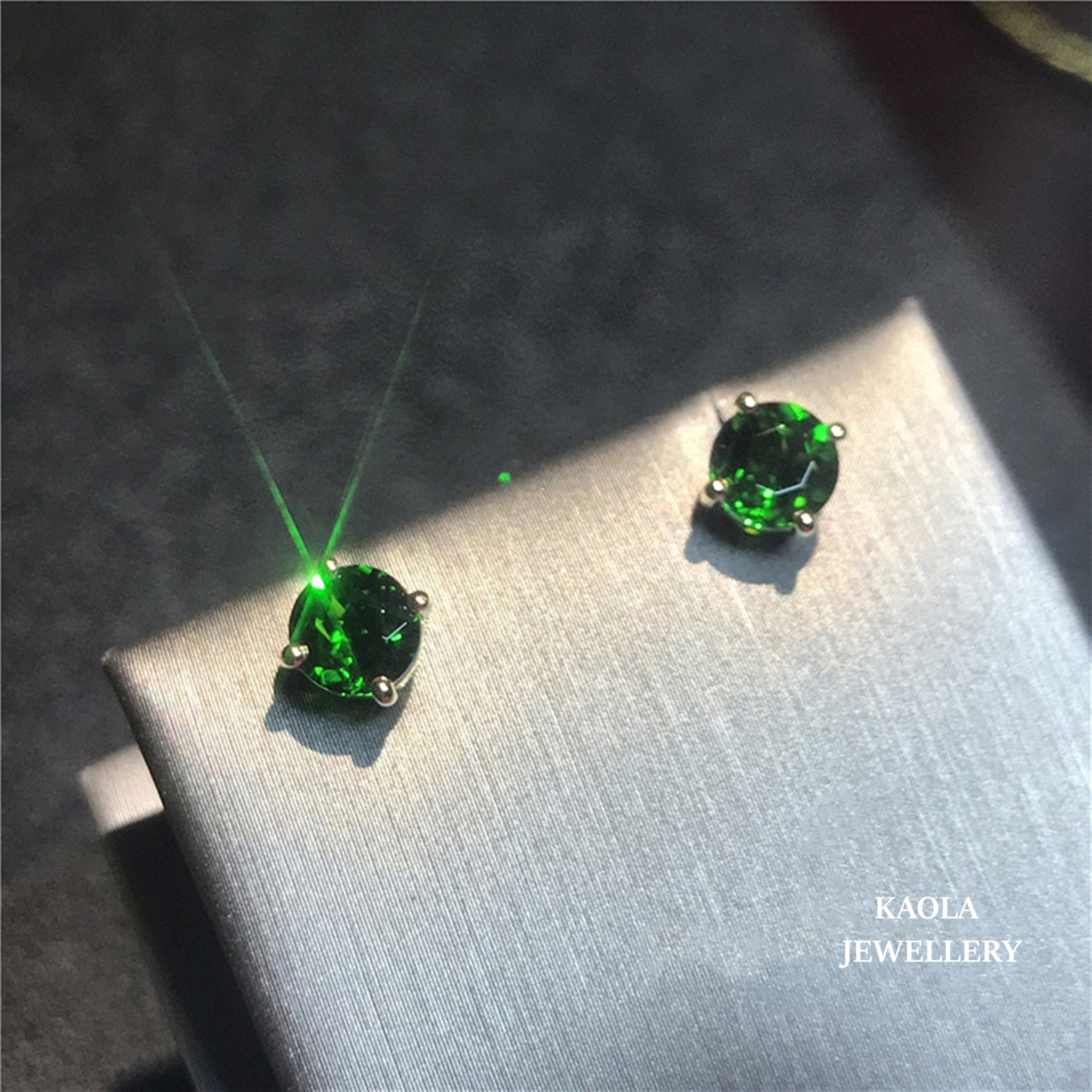 18Kゴールドラウンドエメラルドイヤリングレディーススターリングシルバーエメラルドイヤリングディオプサイドラウンドダイヤモンド個性的な高級ギフト