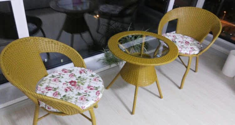 Ghế wicker ba mảnh ban công bảng và ghế bàn cà phê ngoài trời sân giải trí giả mây ghế đơn giản đồ nội thất hiện đại kết hợp