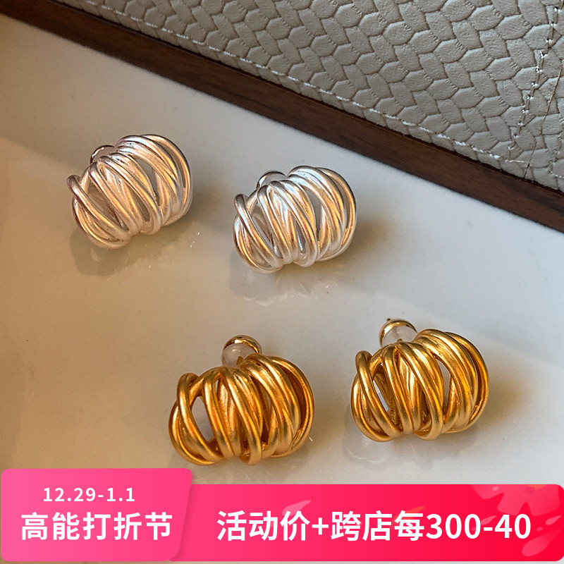 B home ~ European and American hollowed-out frosted matt metal line earrings female light extravagant and small crowdsourced design senses advanced ear nail earrings-Taobao