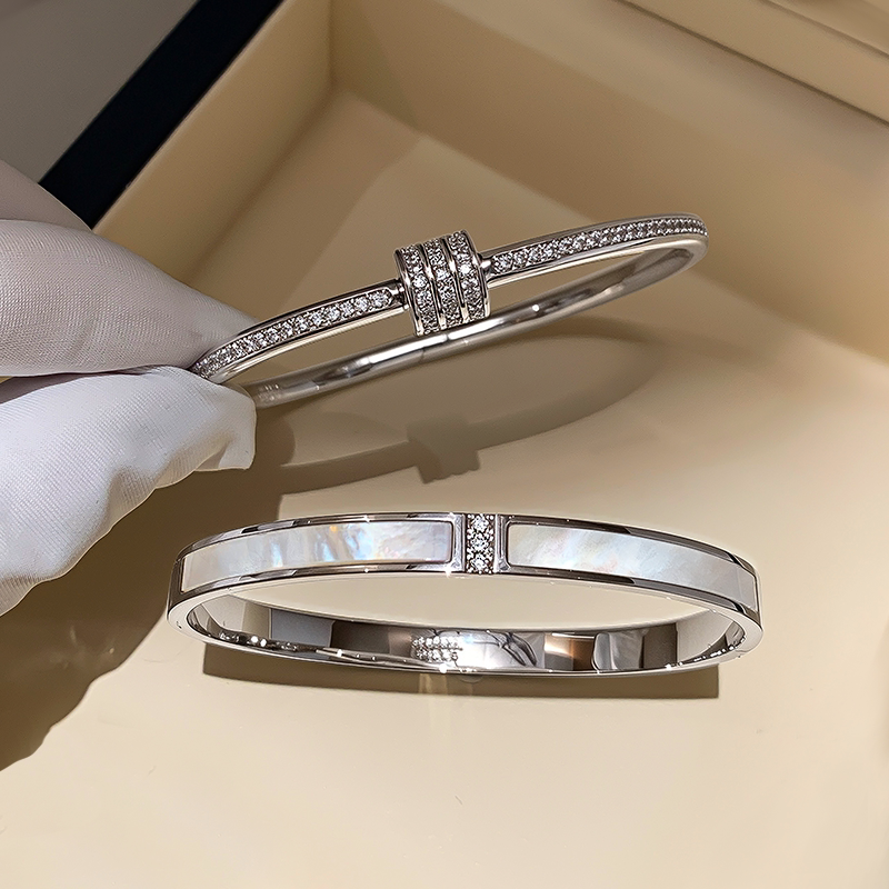 Natural Mother-Of-Pearl Silver Bracelet for Women, 2026 New Style, Light Luxury, Niche, Exquisite Temperament, Stackable Accessory Bracelet Natural Mother-Of-Pearl Silver Bracelet for Women, 2026 New Style, Light Luxury, Niche, Exquisite Temperament, Stackable Accessory Bracelet