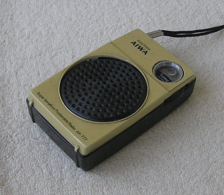 AIWA AR-777 ポータブルラジオ AIWA HS-G8ウォークマン AIWA AR-777 ポータブルラジオ AIWA HS-G8ウォークマン アイワ Model