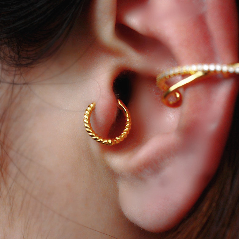 South Korea Newflower Ear Button Ear Bone Nail Mini Twist Earrings Woman 925 Pure Silver Ring Circle Earbone Ring Hole Filial