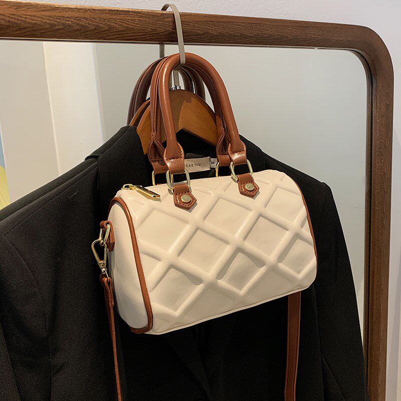 Niche design bag female 2021 new trendy leather all-match ins messenger bag rhombus texture portable pillow bag