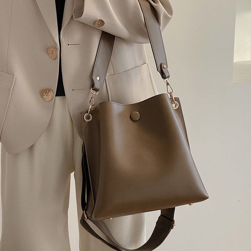 All-match ins large-capacity bag female 2022 new trendy leather fashion bucket bag niche messenger bag armpit bag