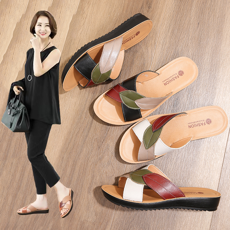 Mom's Summer Slippers Are Comfortable for Middle-Aged and Elderly Women to Wear Outside, with Flat Non-Slip Soft Soles