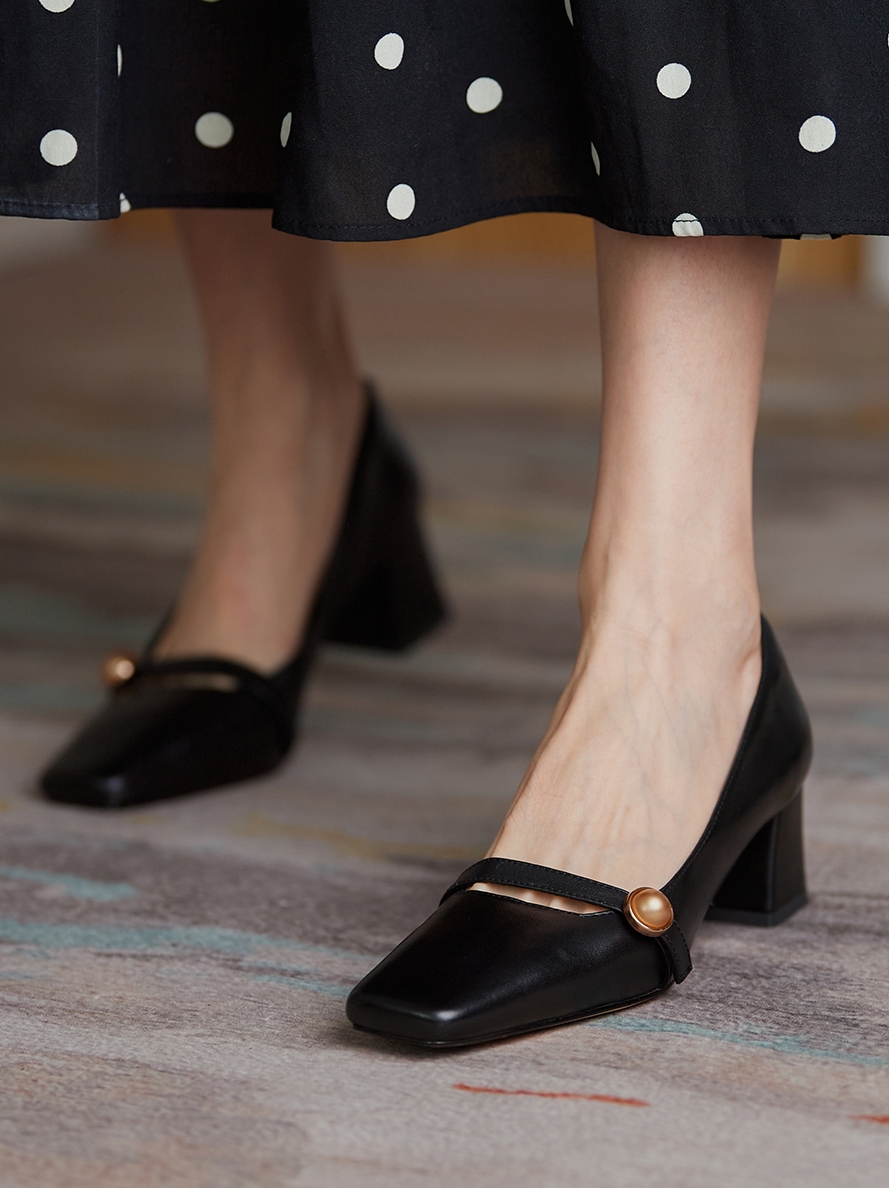 Single shoes 2021 spring and summer White soft leather square head medium heel Vintage French leather small high heel with skirt Mary Jane shoes