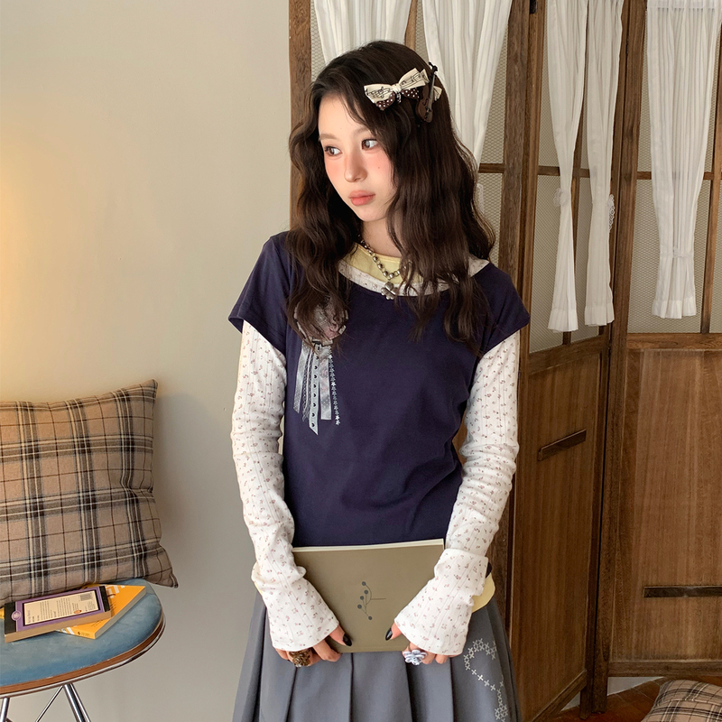 Cat and Study Room Japanese-Style Small Floral Fake Three-Piece Patchwork Long-Sleeve T-Shirt for Women with Round Neck and Badge Design