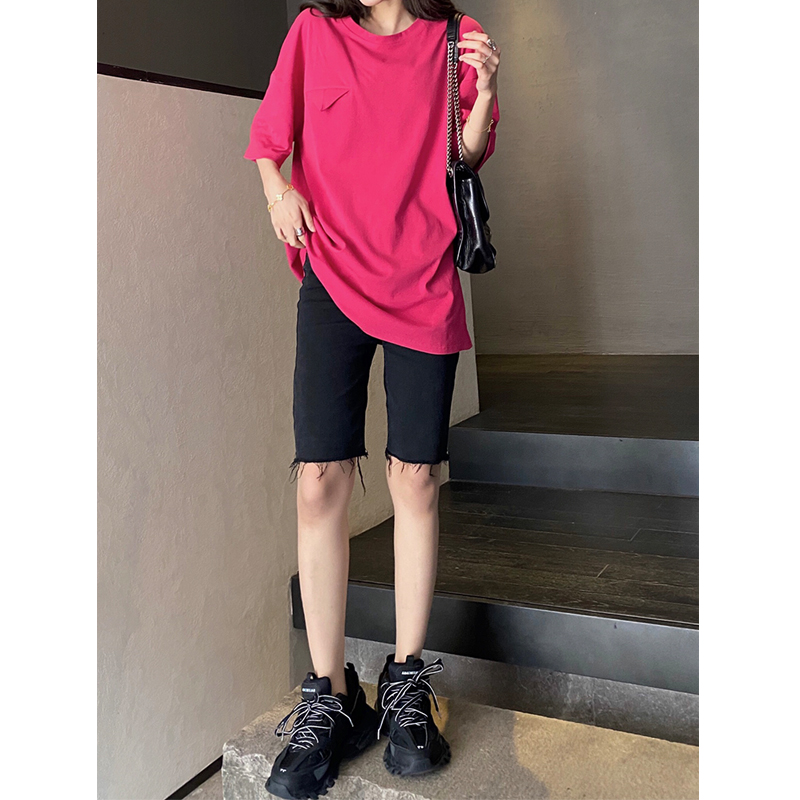 Pregnant woman short pants summer outside wearing black grey fashion 50% 50% pants tight fit thin and thin hair side denim shorts