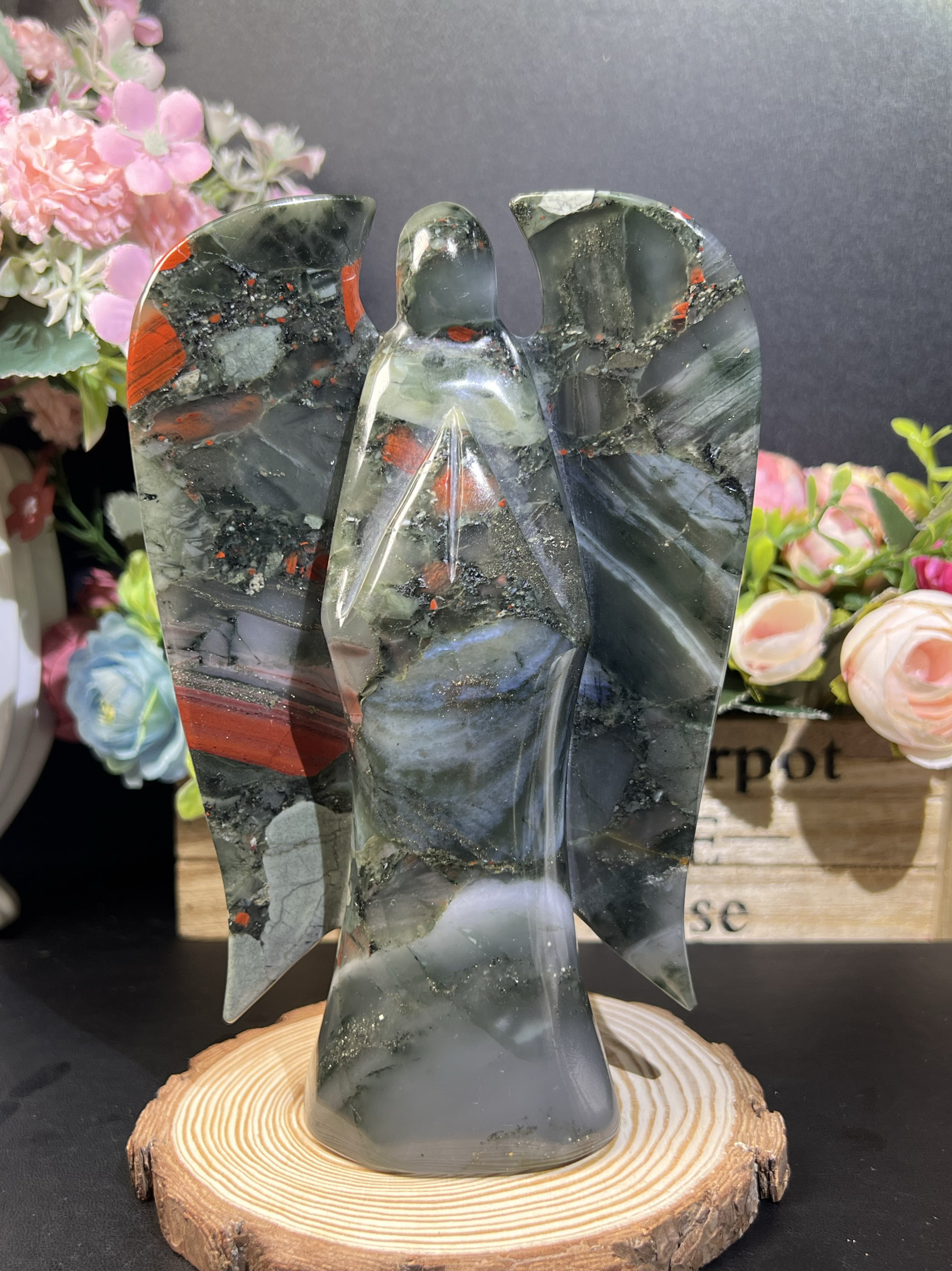 天然アフリカ産ブラッドストーン（ドラゴンブラッドストーン）大天使の置物