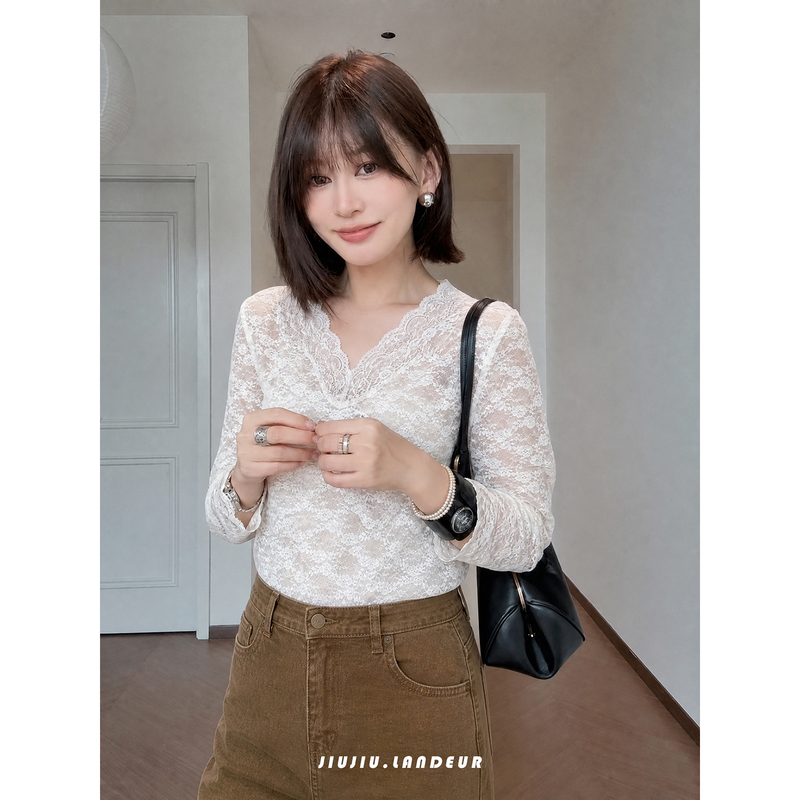 Lan Deur【Misty Sonata】French-Style Hollow Lace Base Shirt with V-Neck, Layered with Long-Sleeved T-Shirt Underneath Lan Deur【Misty Sonata】French-Style Hollow Lace Base Shirt with V-Neck, Layered with Long-Sleeved T-Shirt Underneath