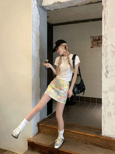 Летняя приталенная юбка, мини-юбка, цветочный принт, А-силуэт, с акцентом на бедрах