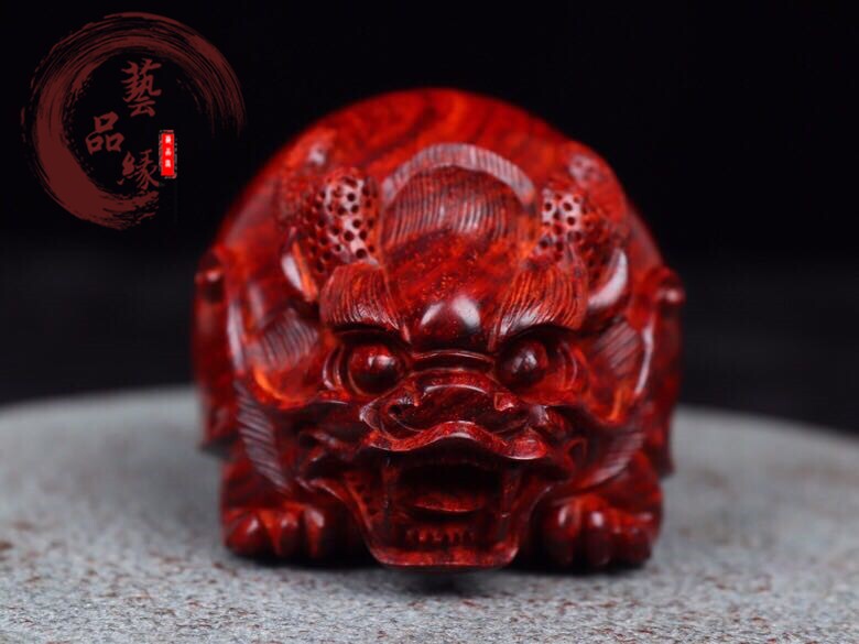 Indian lobular red sandalwood hand-carved dragon turtle handle pieces portable men and women play pieces Wenwan handicrafts