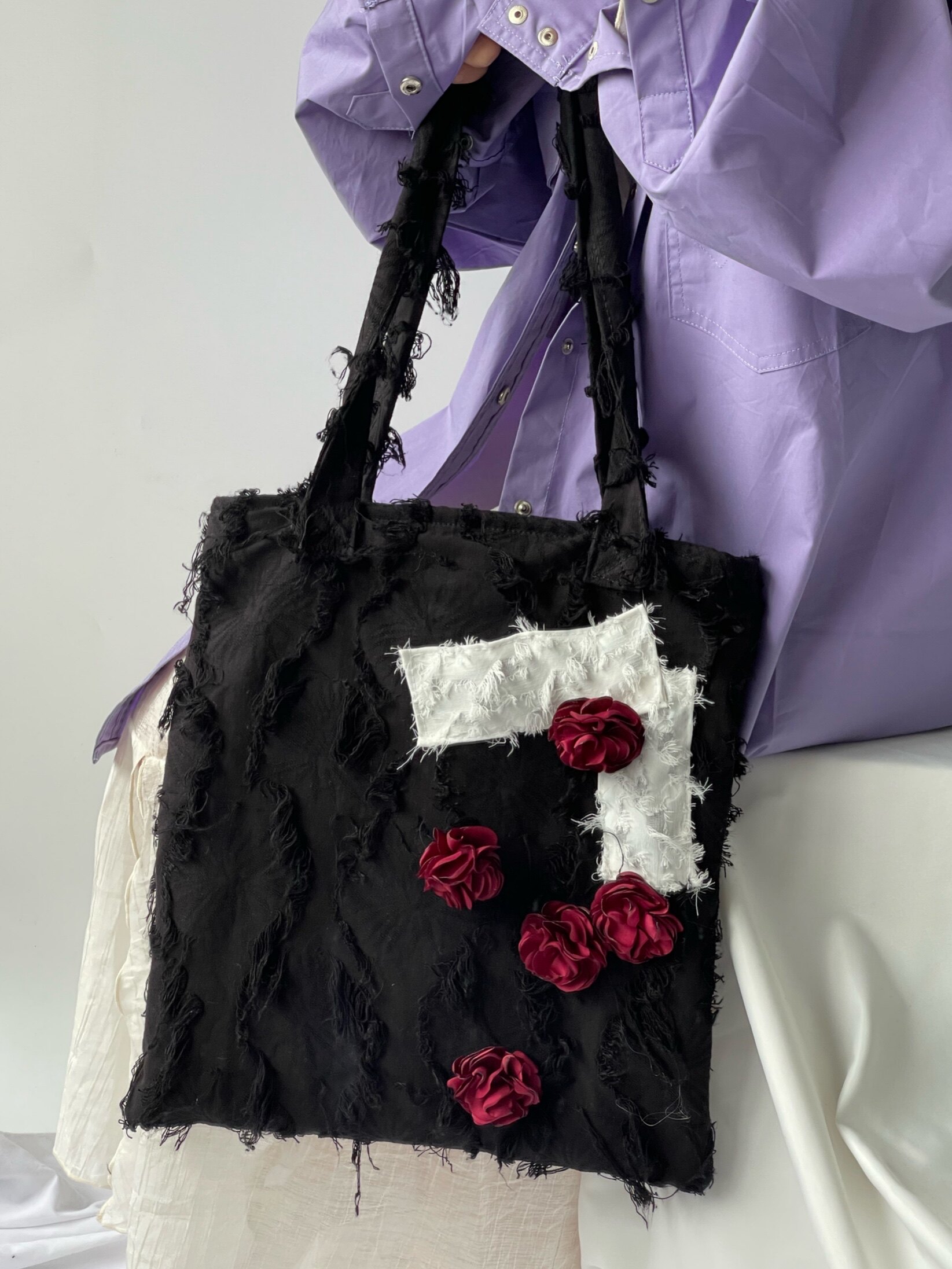 Monster Mountain and River's self-made "Black Forest Burnt Wild Rose" single-shoulder canvas bag, an artistic and niche style for girls.