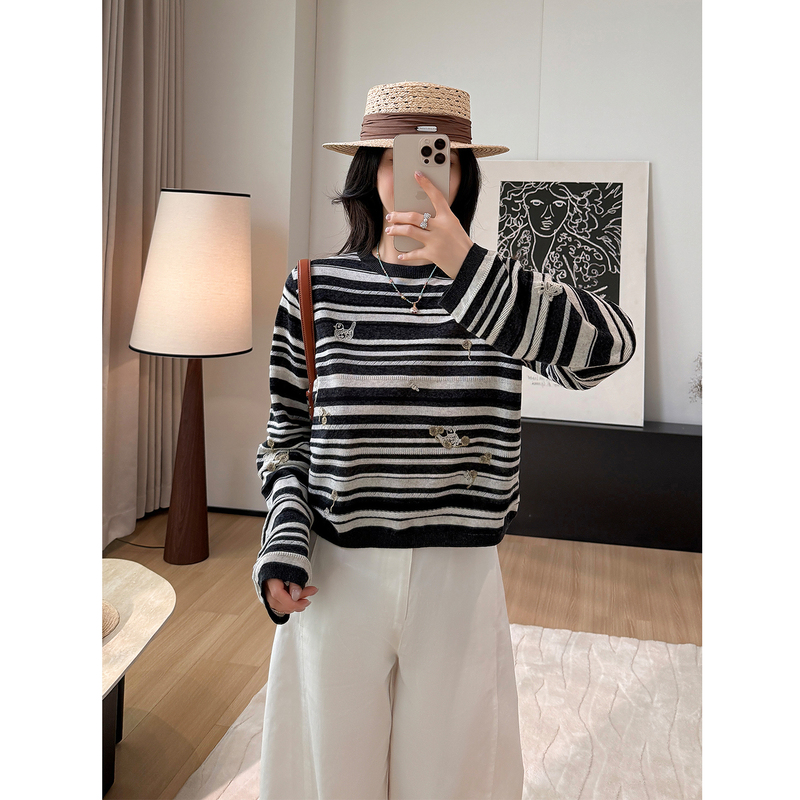 Yuan C! Knitted Sweater Top, Autumn Women's Clothing 2026 New Style, High-End Black and White Striped Casual Comfortable Style Sweater Yuan C! Knitted Sweater Top, Autumn Women's Clothing 2026 New Style, High-End Black and White Striped Casual Comfortable Style Sweater