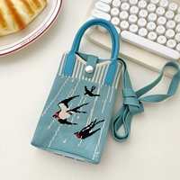 Маленькая ласточка синего цвета