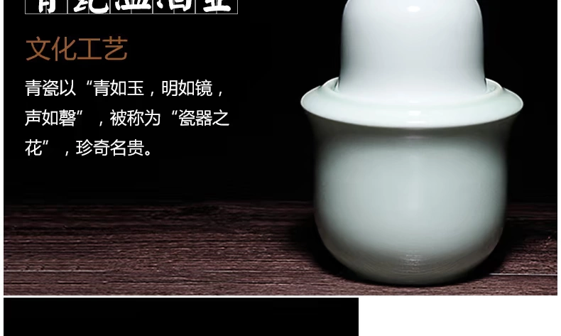 Rượu vang trắng ấm rượu ấm với đồ gốm gia dụng