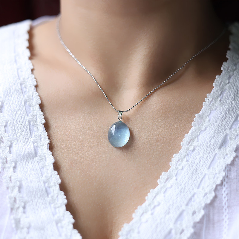 天然アクアマリンのネックレス。ブルークリスタルのペンダント、スターリングシルバー、アイスサファイア、ティアドロップ型カルセドニーを使用し、エレガントなデザインに仕上げています。
